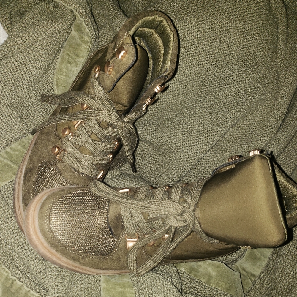 Wedged sneakers 7.5
